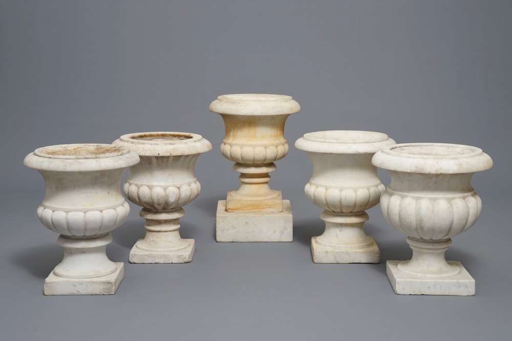 Cinq vases 'Medici' en marbre sculpt&eacute;, Italie, 19&egrave;me