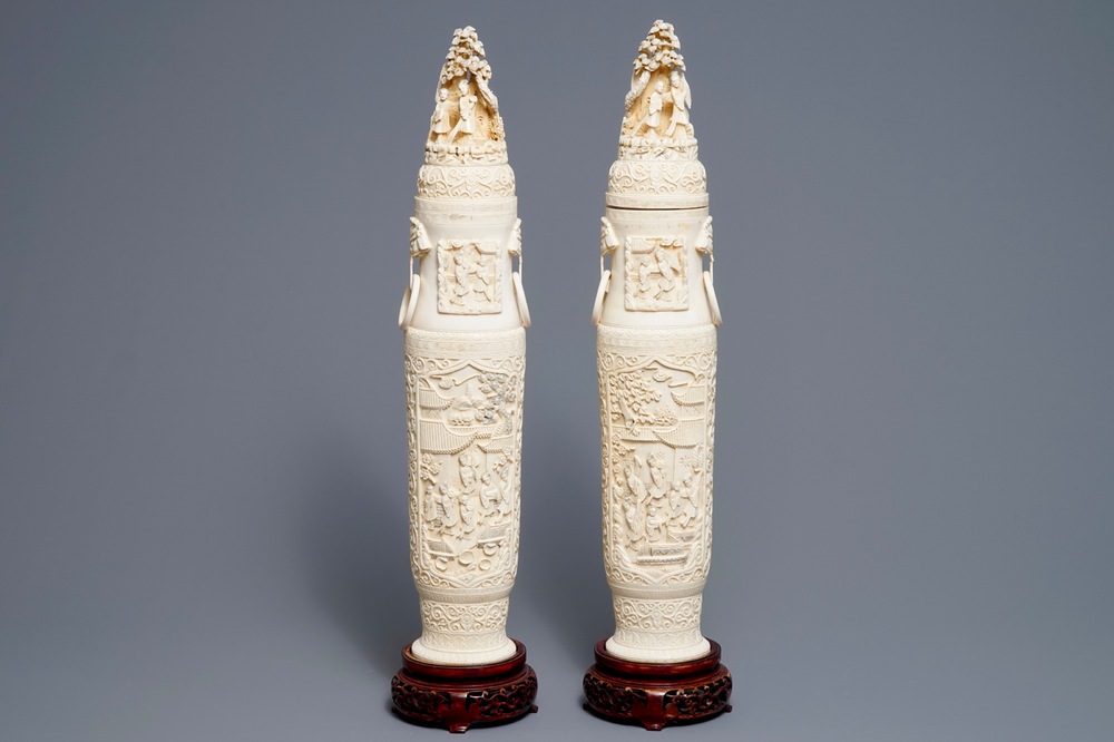 Une paire de grands vases couverts en ivoire, Chine, vers 1900