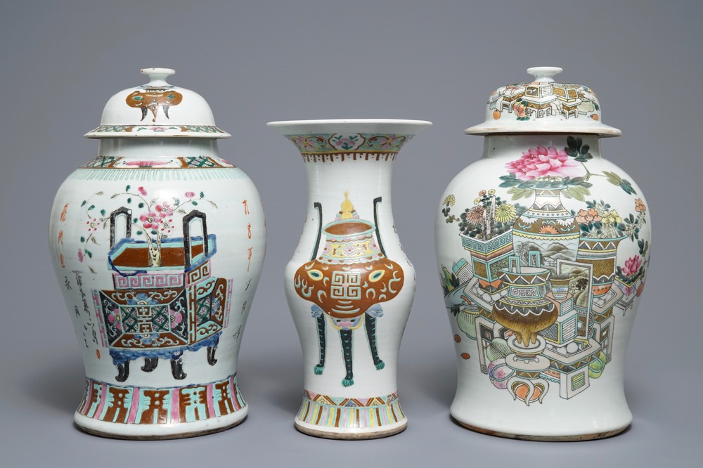 Trois vases en porcelaine de Chine famille rose et qianjiang cai, 19/20&egrave;me
