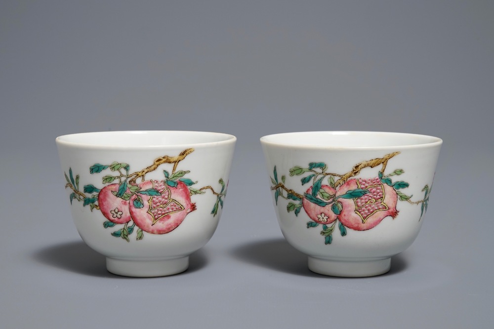 Une paire de bols en porcelaine de Chine famille rose &agrave; d&eacute;cor de grenades, marque de Daoguang, 19/20&egrave;me