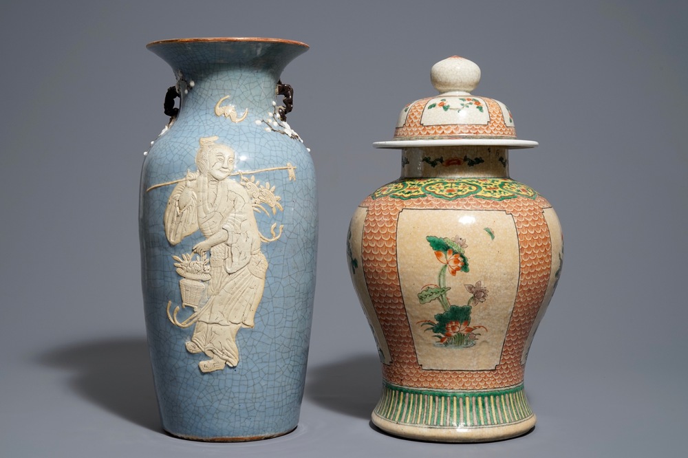 Twee Chinese Nanking vazen met craquel&eacute; glazuur, 19e eeuw