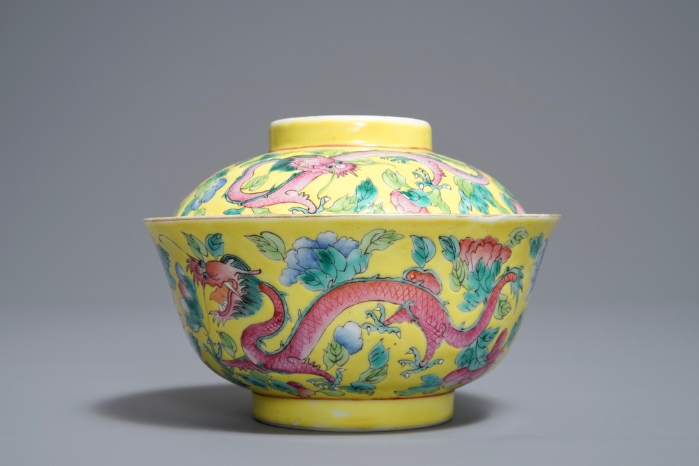 Un bol couvert en porcelaine de Chine famille rose sur fond jaune, 19/20&egrave;me