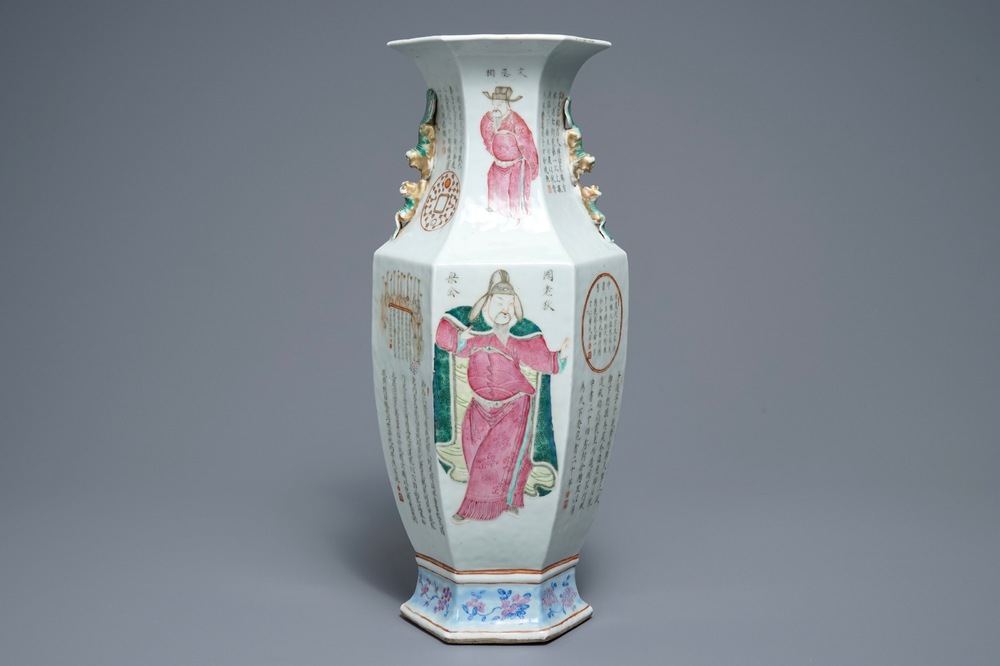 Un vase de forme hexagonale en porcelaine de Chine famille rose, 19&egrave;me