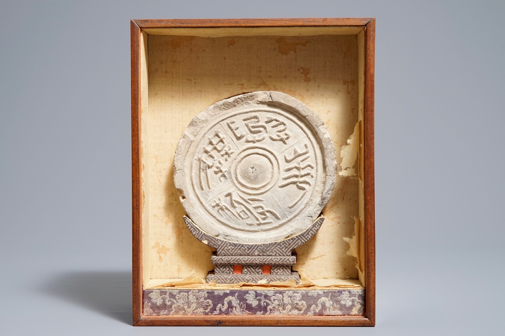 Een Chinees aardewerken dakfragment met karakters, Han