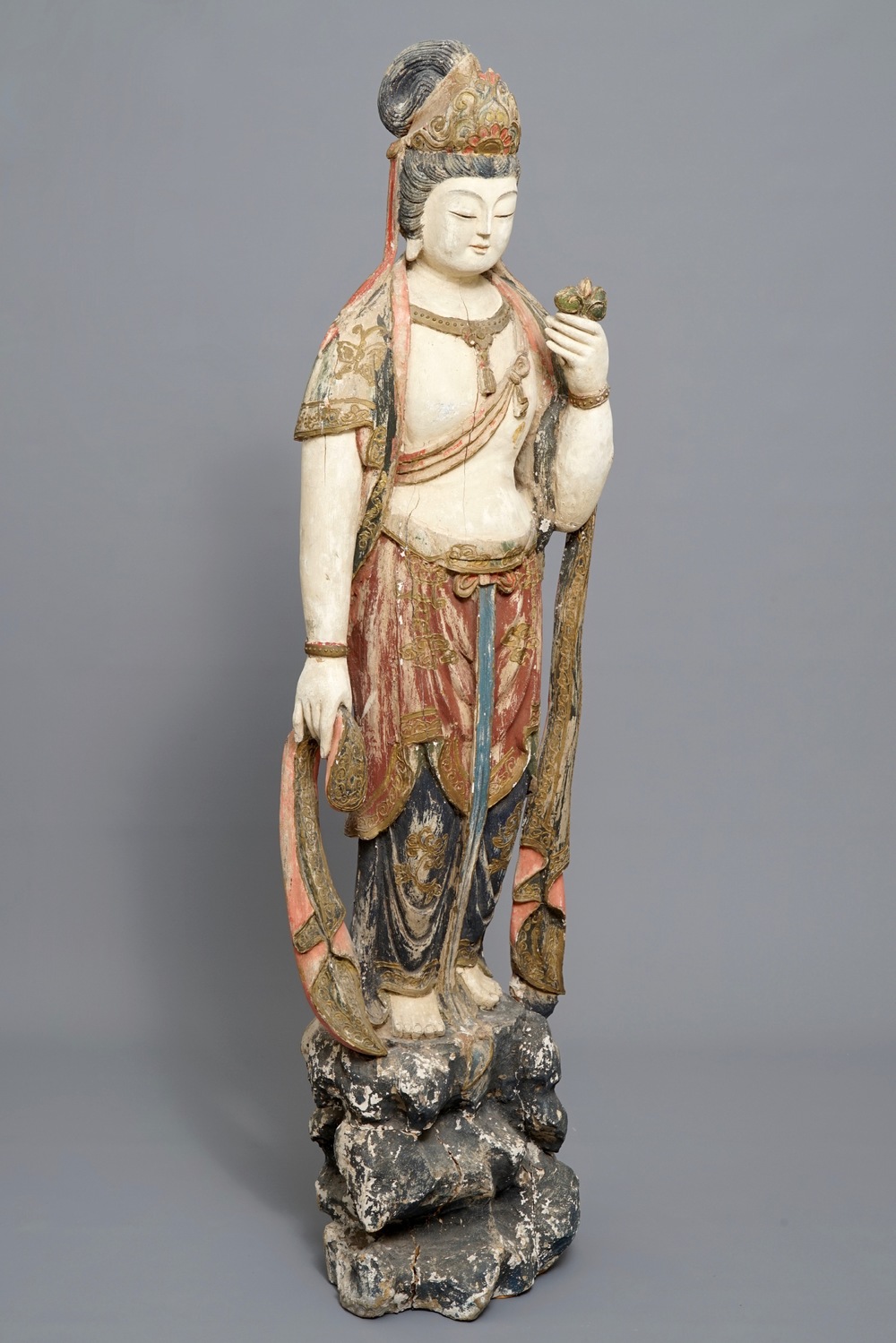 Une grande figure de Guanyin en bois sculpt&eacute; et polychrom&eacute;, Chine, 18/19&egrave;me