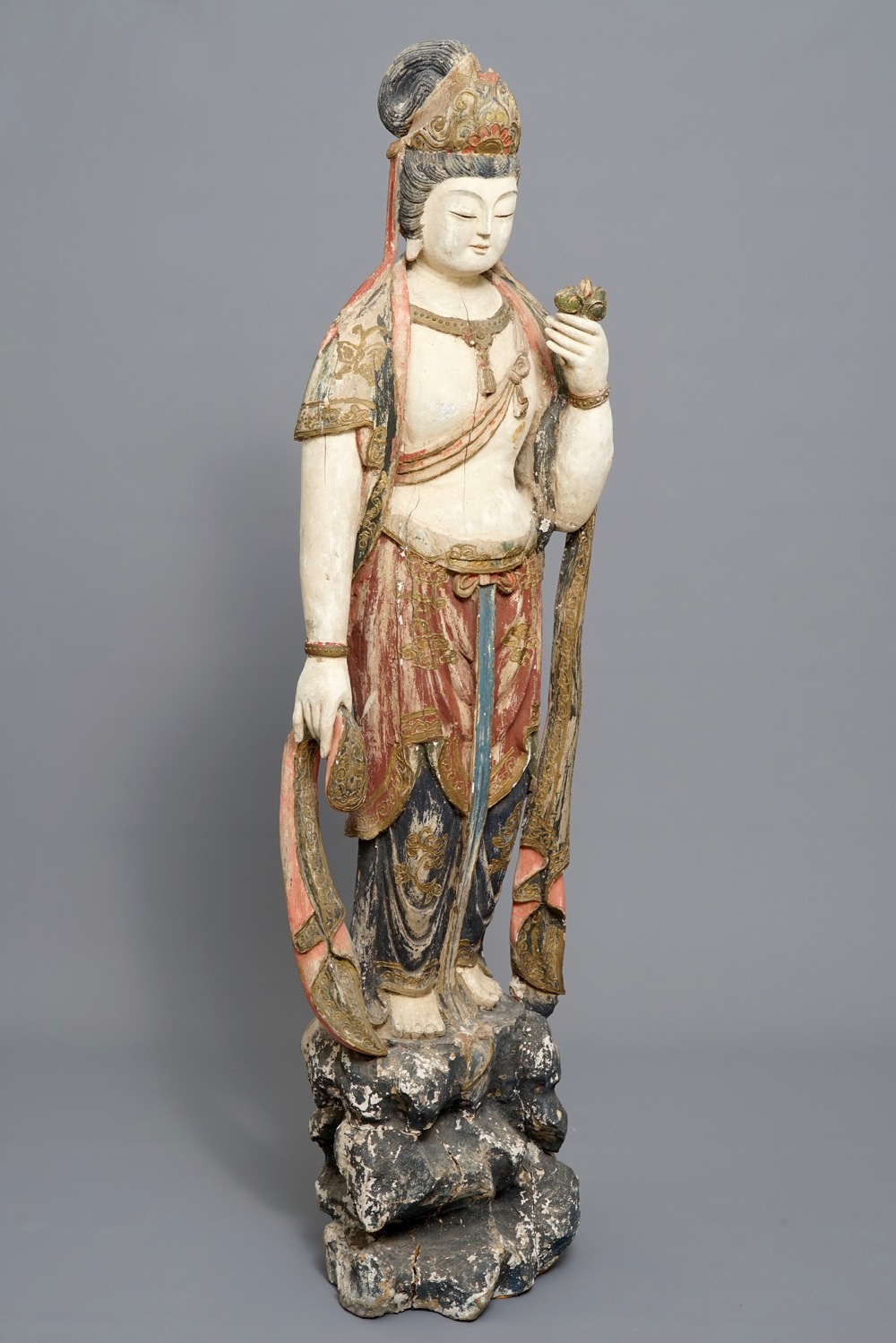 Een grote Chinese gepolychromeerd houten sculptuur van Guanyin, 18/19e eeuw