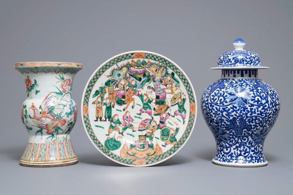 Deux paires de vases et un plat en porcelaine de Chine famille rose et bleu et blanc, 19&egrave;me