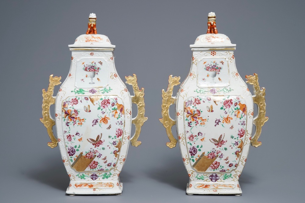 Une paire de vases en porcelaine de Chine aux anses en forme de dragons, Qianlong