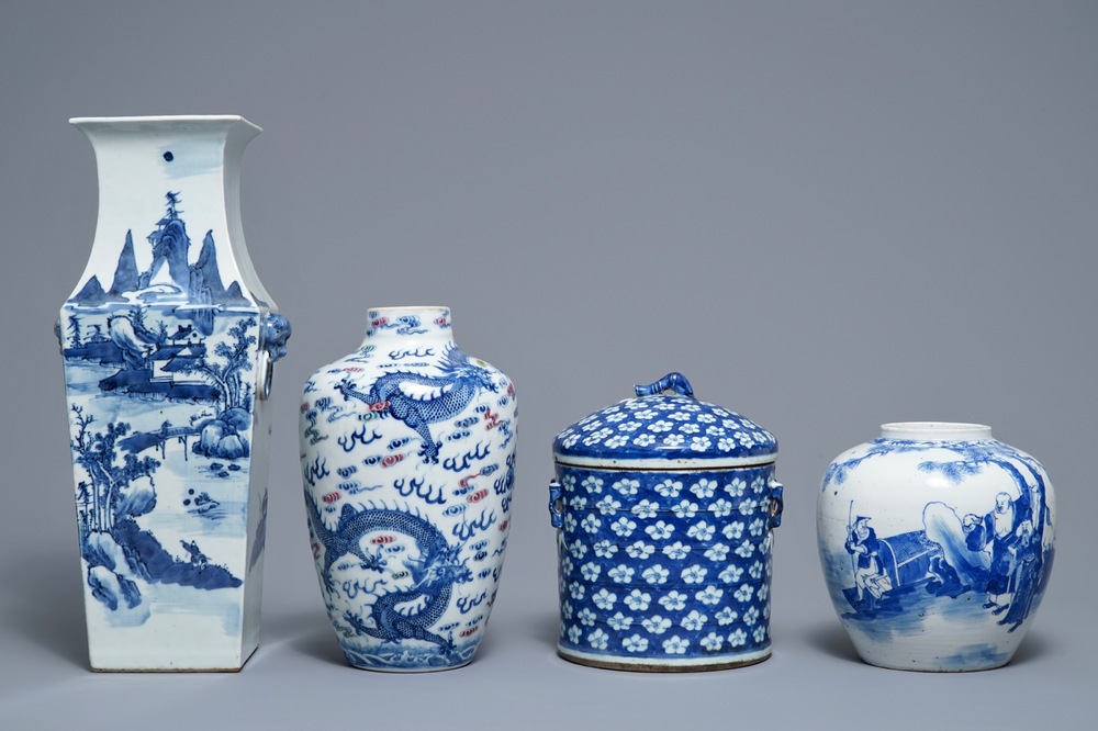Drie Chinese blauwwitte vazen en een dekselpot, 19/20e eeuw