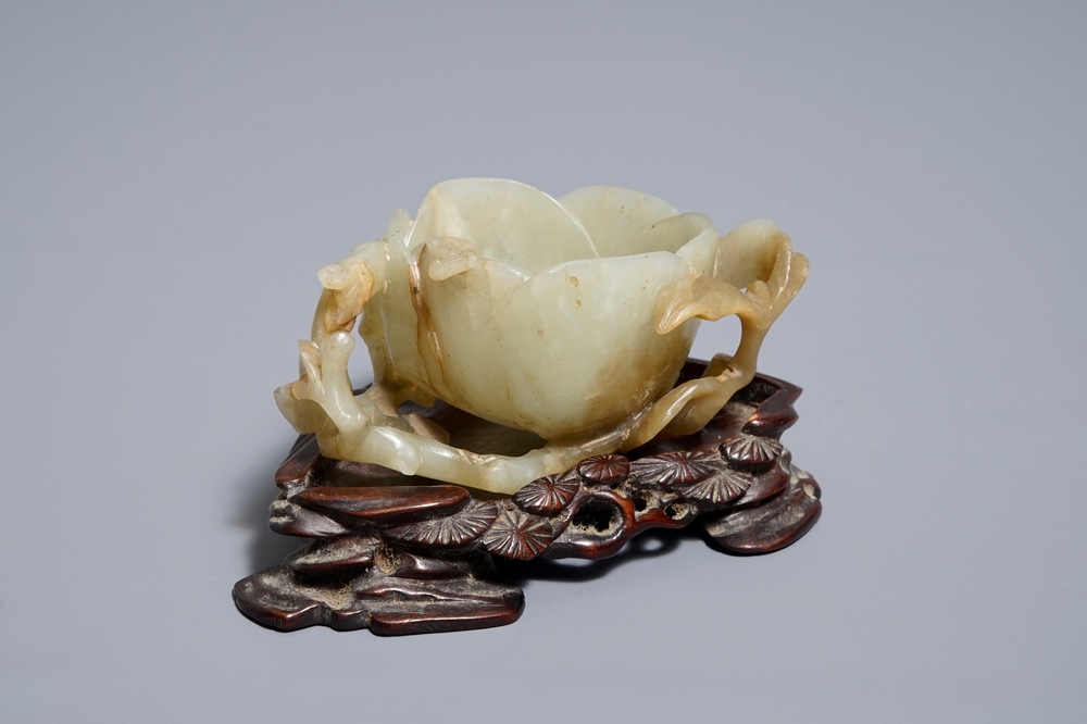 Een Chinese jade libation cup in de vorm van een lotusbloem, 18/19e eeuw