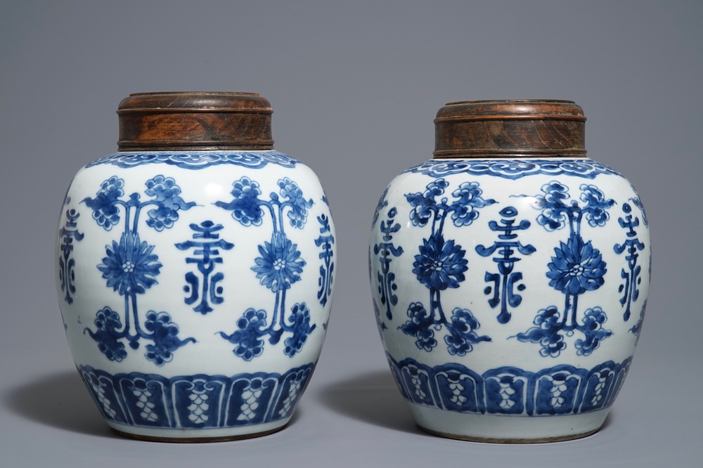 A pair of Chinese blue and white jars and wooden covers, 18/19th C.