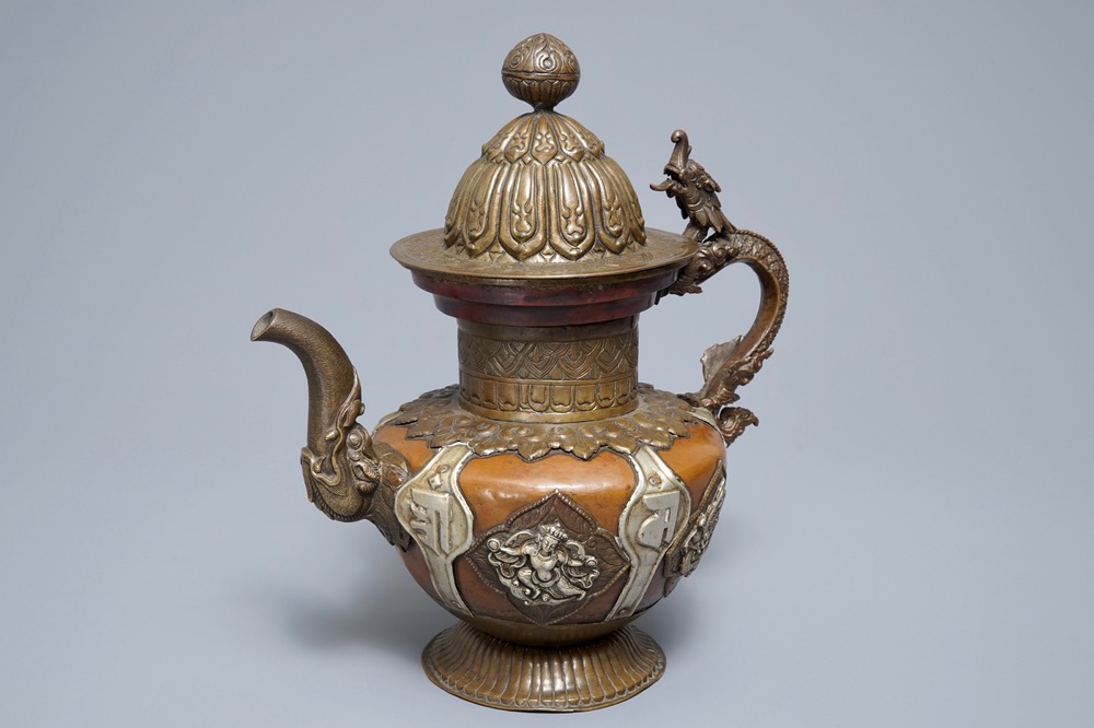 Une th&eacute;i&egrave;re et son couvercle en cuivre et argent, Tibet, 19&egrave;me