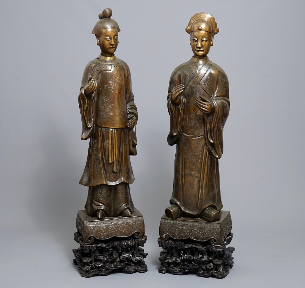 Une paire de grandes figures aux t&ecirc;tes amovibles en bronze, Chine pour le Vietnam, 19&egrave;me