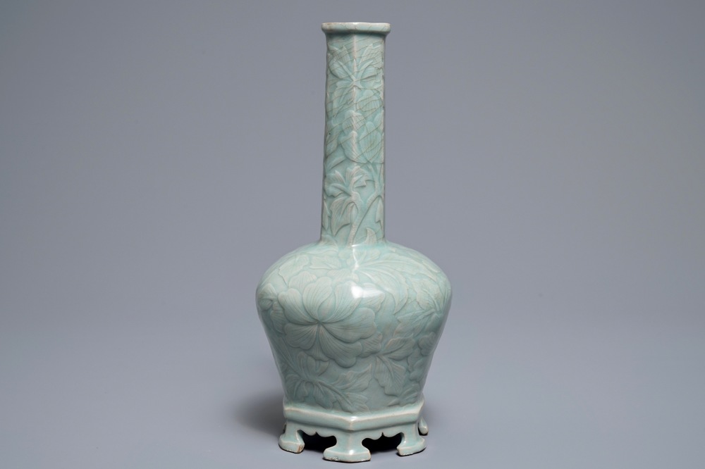 Een Koreaanse celadon vaas met onderglazuur floraal decor, Goryeo of later