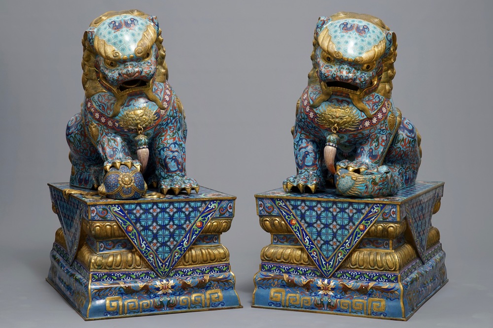 Een paar grote Chinese boeddhistische leeuwen in cloisonn&eacute;, 19/20e eeuw