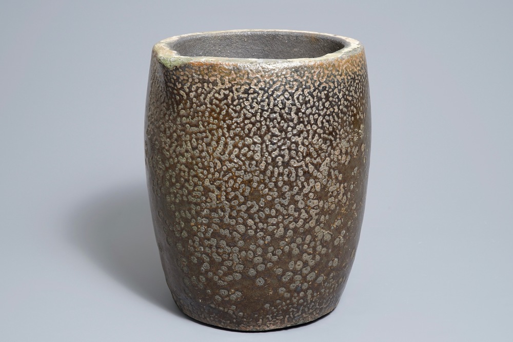 A large Japanese salt glaze stoneware pouring vessel, Meiji/Showa, 19/20th C.