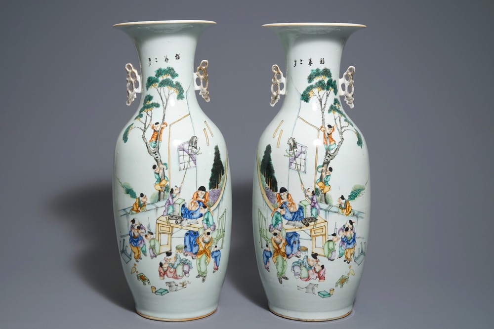 Een paar Chinese famille rose vazen met spelende jongens, 19/20e eeuw