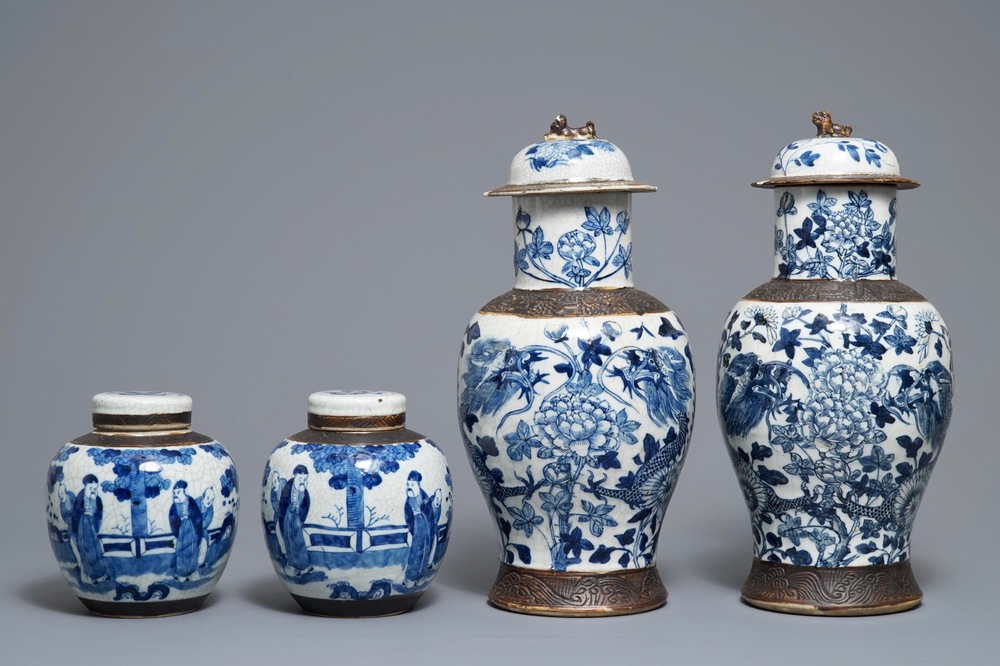 Deux paires de vases en porcelaine de Chine bleu et blanc dit &quot;de Nankin&quot;, 19/20&egrave;me