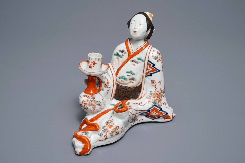 Een Japanse Imari kandelaar in de vorm van een Bijin, Edo, 17/18e eeuw