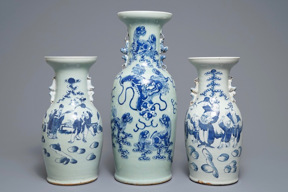 Trois vases en porcelaine de Chine bleu et blanc sur fond c&eacute;ladon, 19&egrave;me