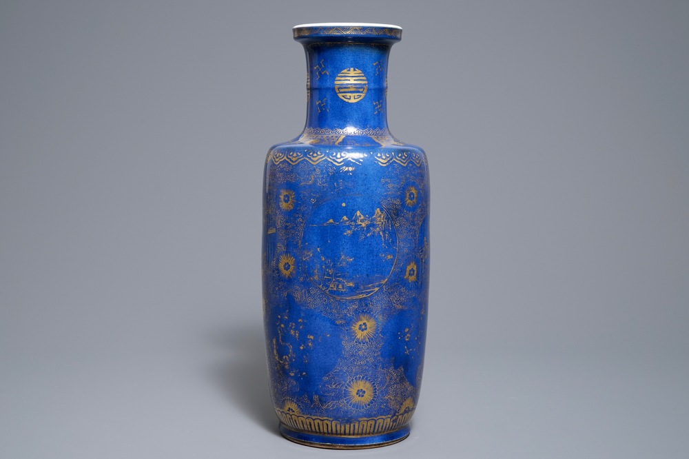 Un vase en porcelaine de Chine bleu poudr&eacute; et dor&eacute;, Kangxi