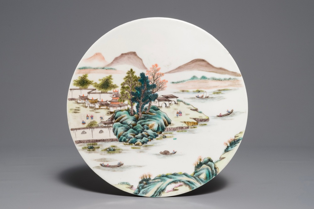 Une plaque ronde en porcelaine de Chine famille rose &agrave; d&eacute;cor d'un paysage, 19/20&egrave;me