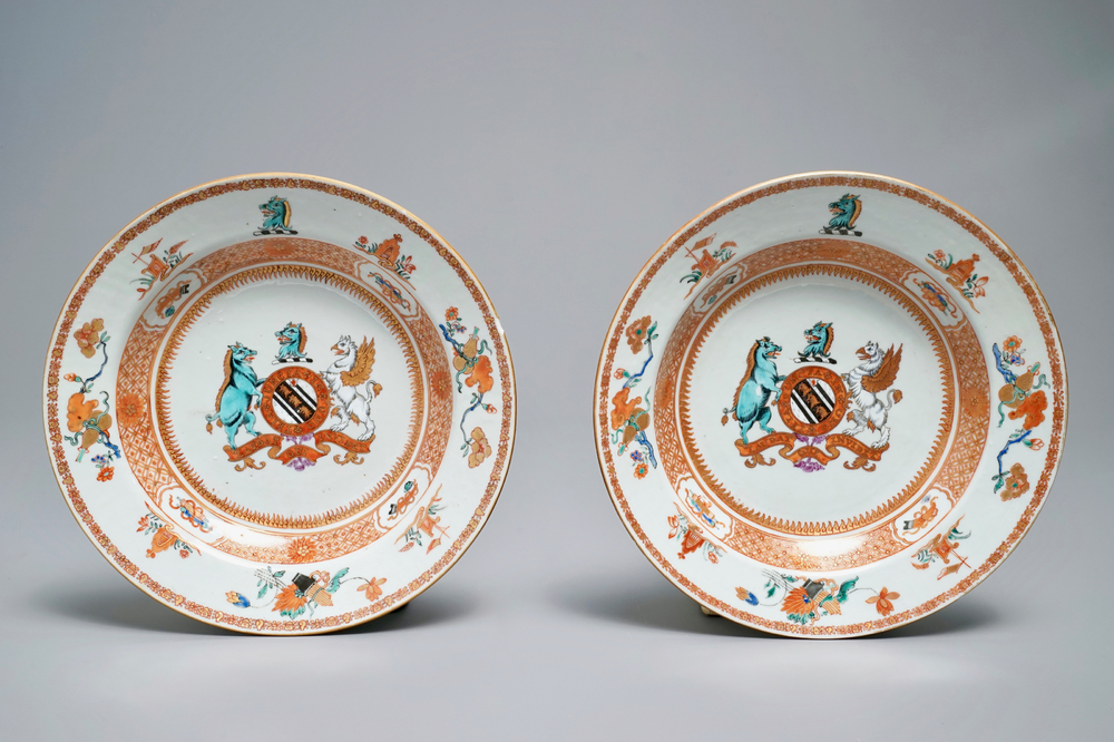 Une paire d'assiettes armori&eacute;es en porcelaine de Chine verte-Imari pour le march&eacute; Anglais, blason de Yonge, Yongzheng