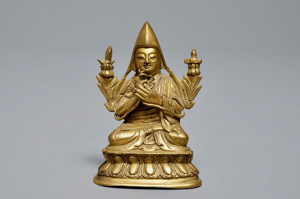 A Sino-Tibetan gilt bronze figure of Tsongkhapa, 18/19th C.