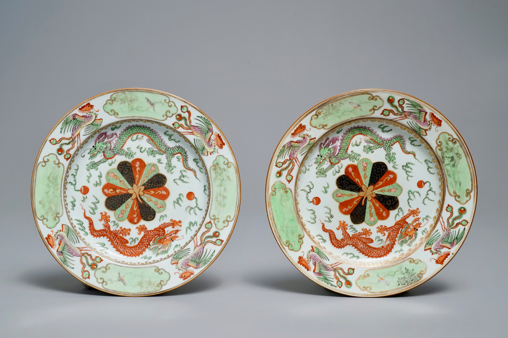 Une paire d'assiettes en porcelaine de Chine famille verte, Qianlong