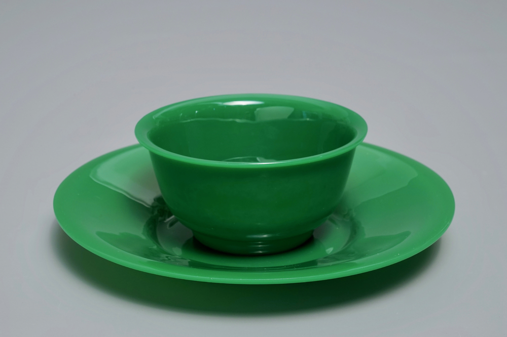 Un bol sur sous-plat en verre de P&eacute;kin de couleur verte, Chine, 19/20&egrave;me