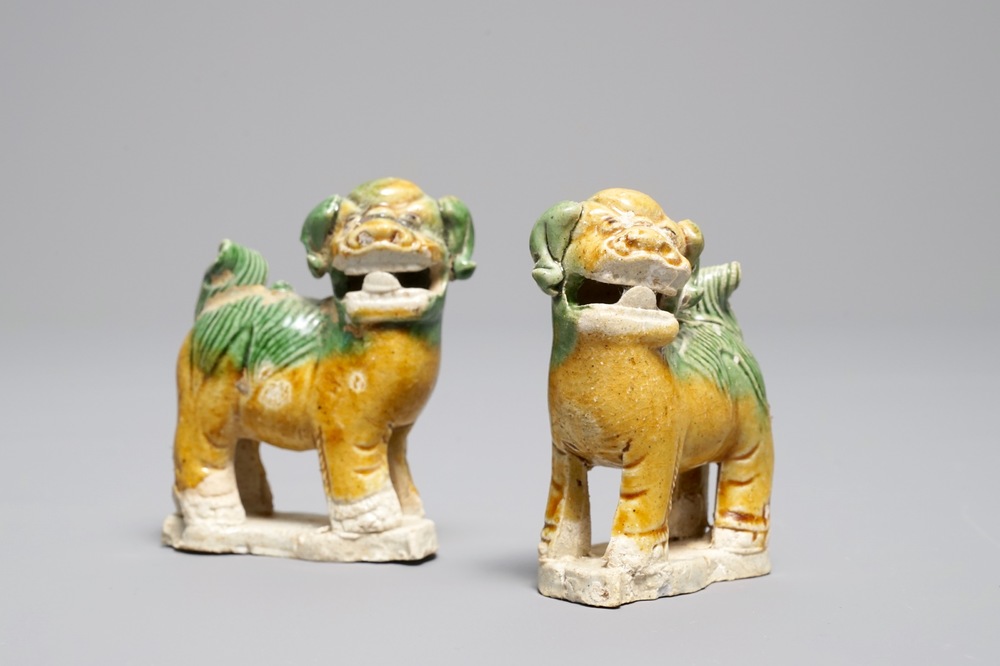 Une paire de portes-encens en biscuit &eacute;maill&eacute; verte en forme de lions, &eacute;pave Ca Mau, Yongzheng