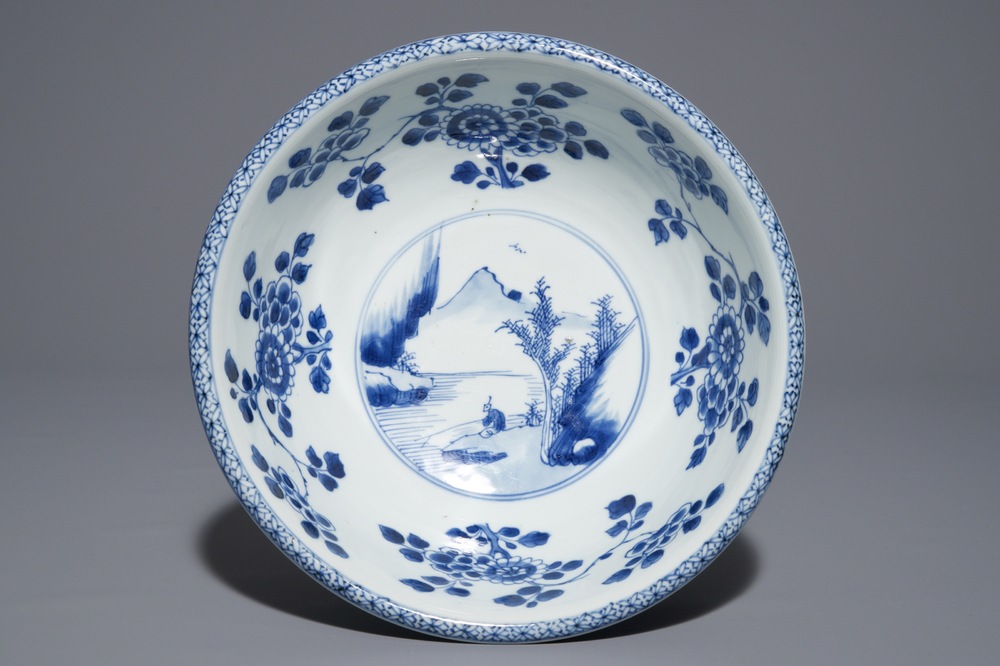 Un bol en porcelaine de Chine bleu et blanc, Yongzheng/Qianlong