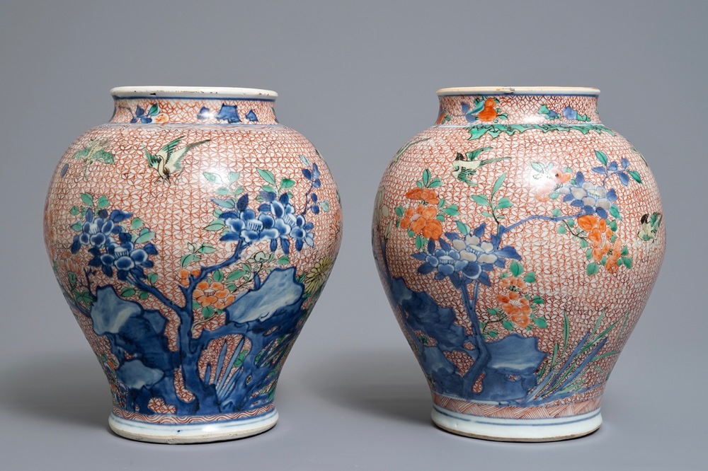 Een paar Chinese wucai potten met bloemen en vogels, Transitie periode
