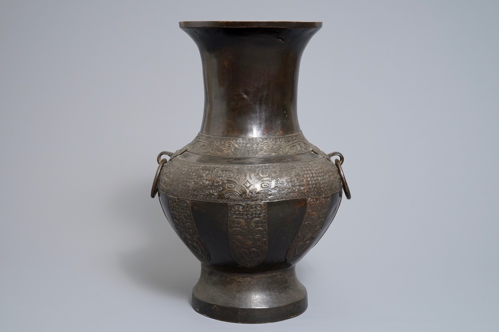 A Chinese archaic bronze hu vase, 17/18th C.