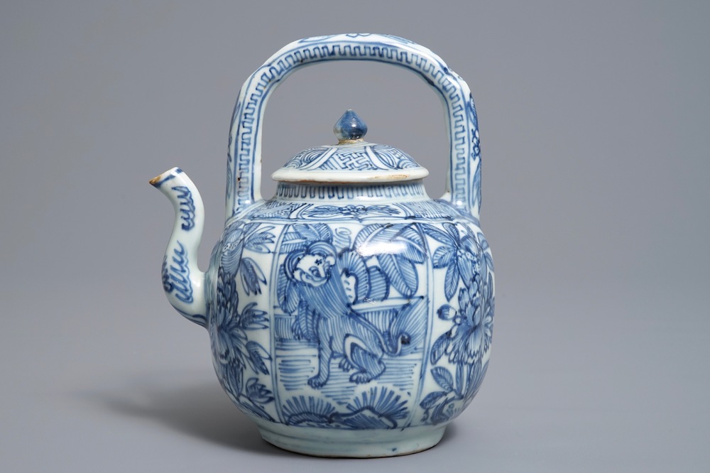 A Chinese blue and white kraak porcelain wine jug and cover, Wanli