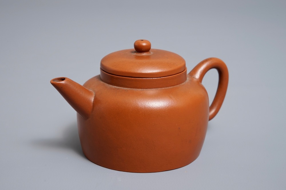 Een Chinese Yixing steengoed theepot met deksel, zes-karaktermerk, 19/20e eeuw