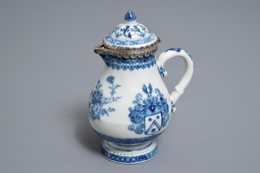 Une verseuse armori&eacute;e en porcelaine de Chine bleu et blanc &agrave; monture en argent, Qianlong