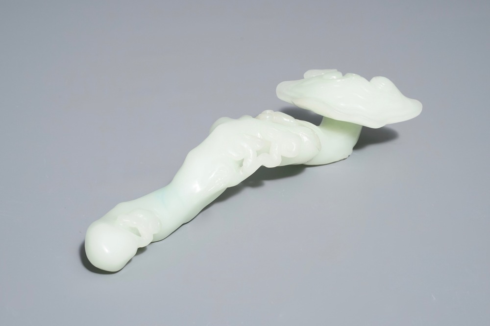 Een Chinese lichte celadon jade ruyi scepter, 19/20e eeuw