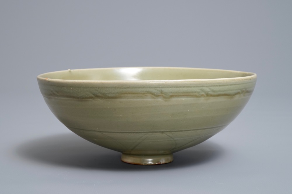 Un bol en porcelaine de Chine c&eacute;ladon de Longquan &agrave; d&eacute;cor incis&eacute;, Yuan ou Ming