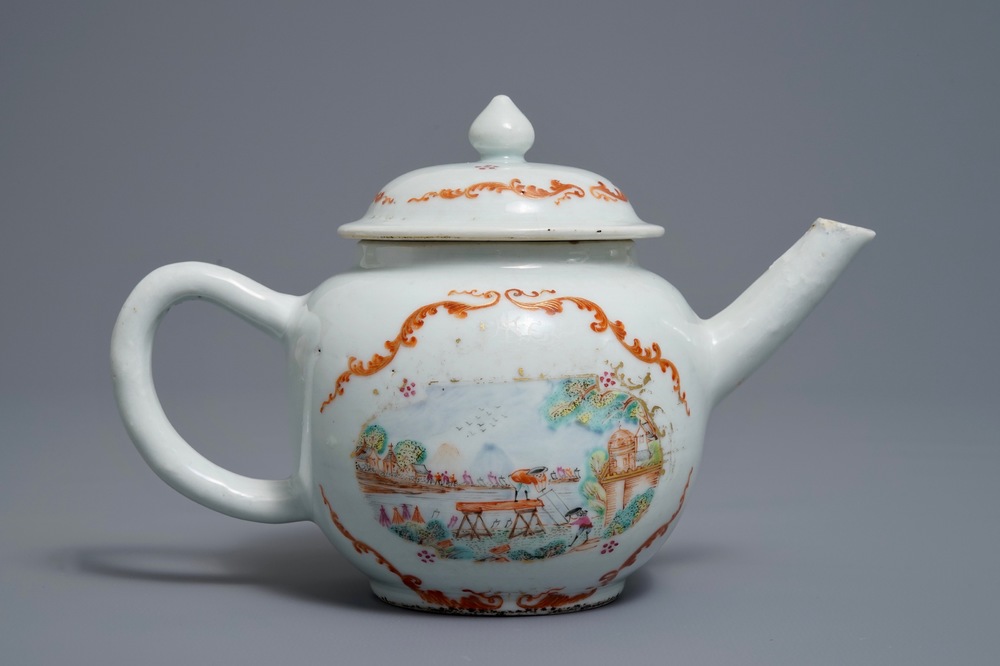 Een Chinese famille rose theepot met decor van boomzagende Europeanen, Qianlong