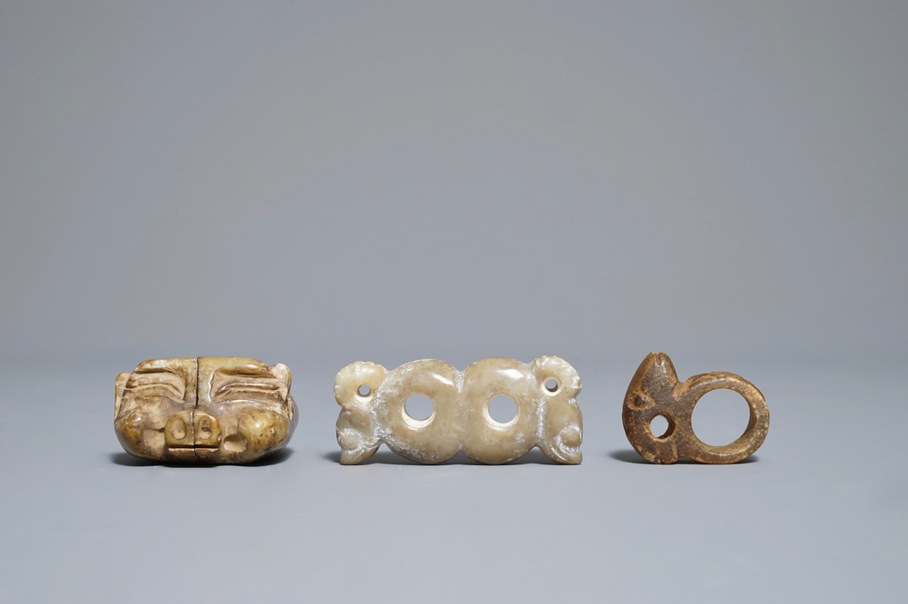 Trois pi&egrave;ces archa&iuml;ques en jade sculpt&eacute;, Chine, N&eacute;olithique ou apr&egrave;s