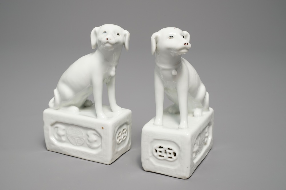 Une paire de mod&egrave;les de chiens en porcelaine blanc de Chine, marque en creux, 18/19&egrave;me