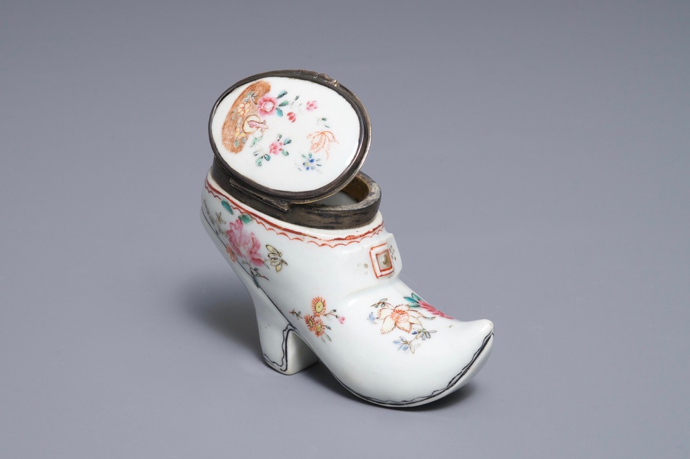 Een Chinese famille rose schoenvormige snuifdoos met zilveren montuur, Qianlong
