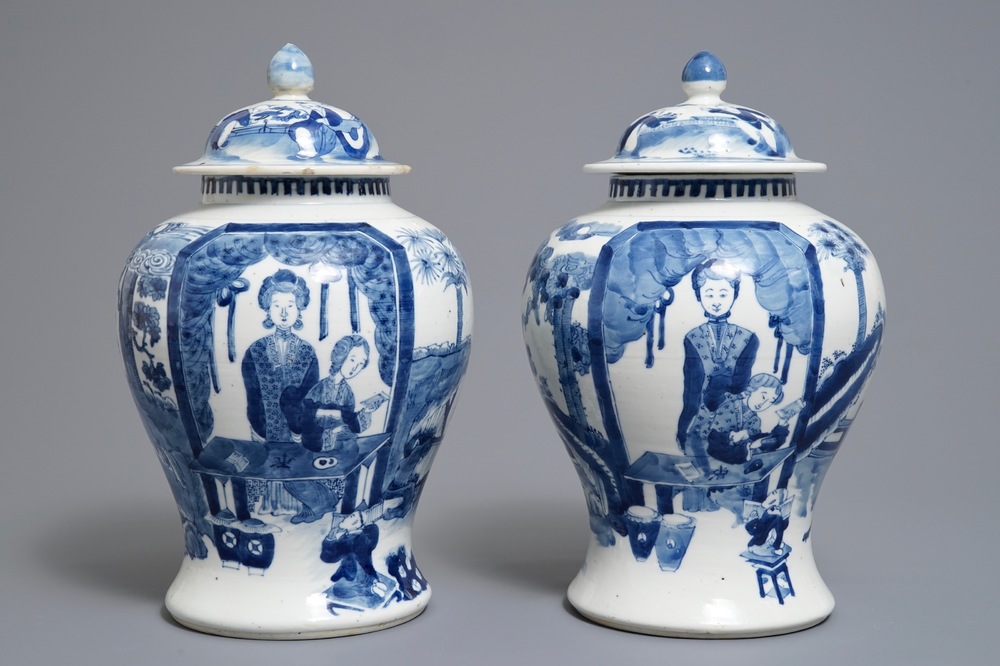 Een paar Chinese blauwwitte dekselvazen met figuren, Kangxi merk, 19e eeuw