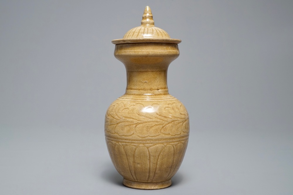 Un vase couvert en gr&egrave;s porcelaineux brun &agrave; d&eacute;cor floral incis&eacute;, Song ou apr&egrave;s