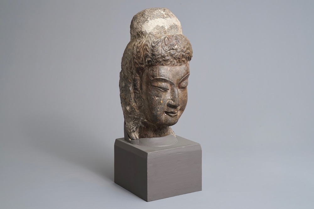 Une t&ecirc;te de Bouddha en pierre calcaire sculpt&eacute;e, Chine, Dynastie Wei du Nord (386-535)