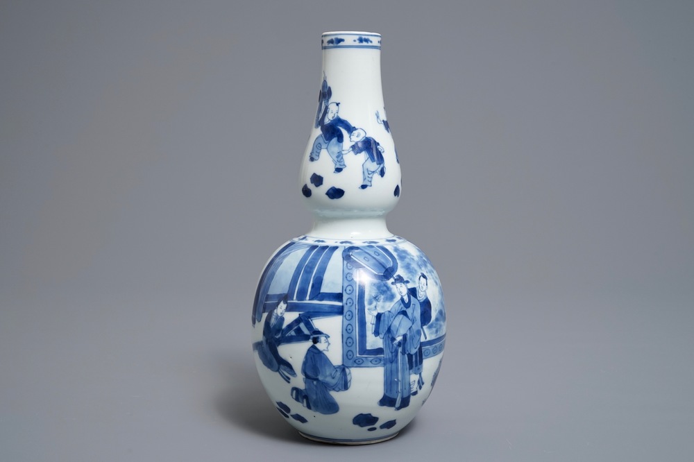 Un vase de forme double gourde en porcelaine de Chine bleu et blanc, Kangxi