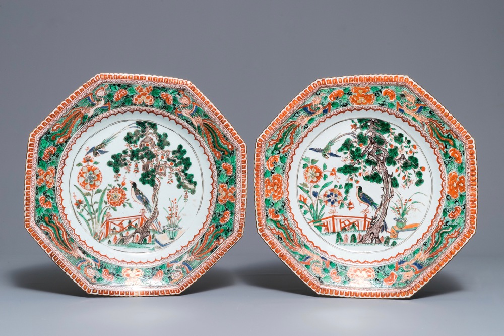 Une paire de plats octagonaux en porcelaine de Chine famille verte, Kangxi