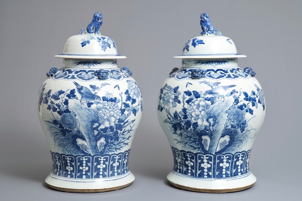 Une paire de grands vases couverts en porcelaine de Chine bleu et blanc, 19&egrave;me