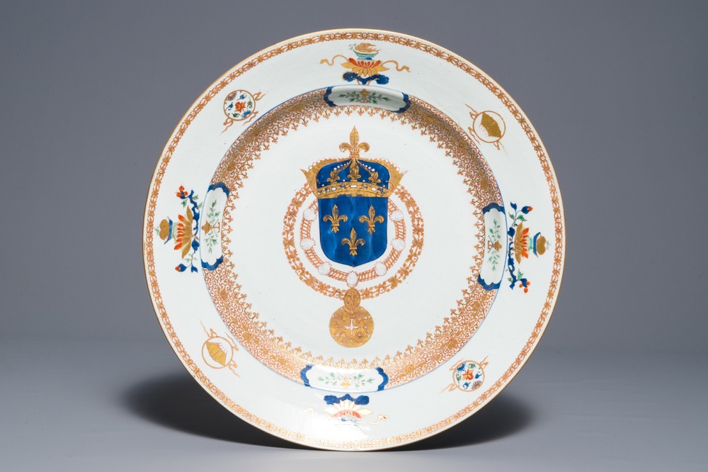 Un grand plat en porcelaine de Chine du service du Roi de France Louis XV, Yongzheng, vers 1732